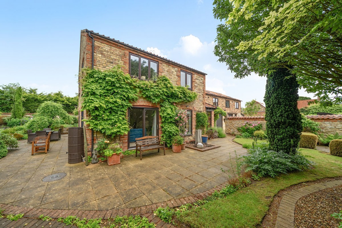Images for Hales Barn, Church Lane, Navenby