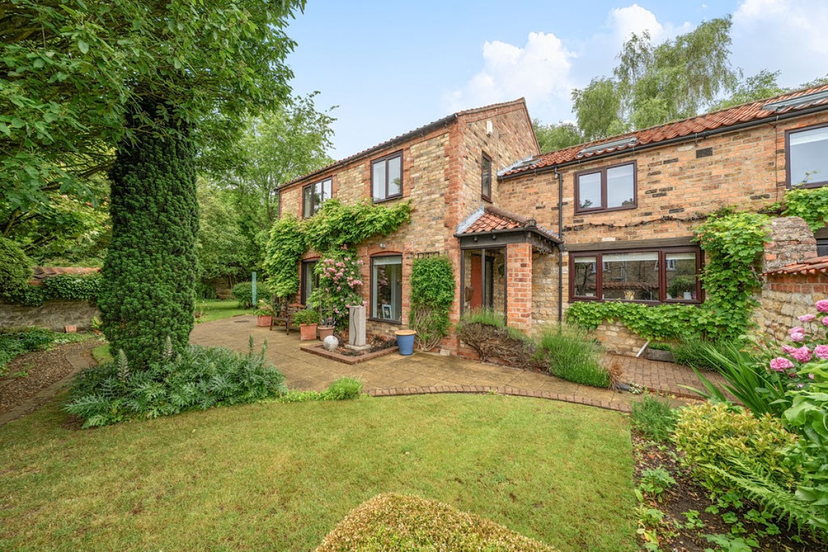 Images for Hales Barn, Church Lane, Navenby